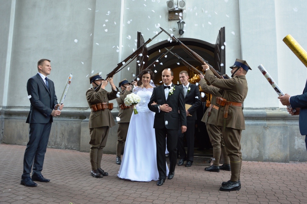 Nowożeńcy wychodzą z kościoła parafialnego p.w. Św. Ducha w Łowiczu
