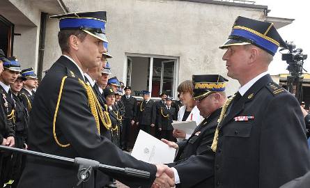Mariusz Czapelski otrzymał awans na kapitana. Gratulacje składa komendant Grzegorz Młynarczyk