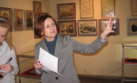 Na wystawie są fotografie i dokumenty - pokazuje Katarzyna Wrona, kurator wystawy