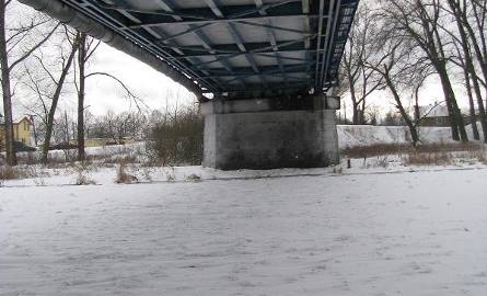 W Drezdenku nie widziano tego od dawna! Rzeka Noteć zamarzła i pokryła się śniegiem (zdjęcia)