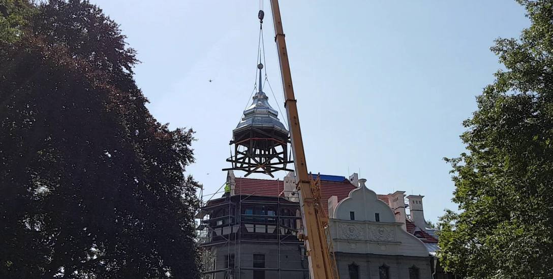Wieżyczka   wróciła   na odbudowywaną  willę Richtera