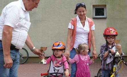 Tadeusz Sułek nagradza najmłodszych uczestników wyścigu – rodzeństwo Michalinkę, Basię i Leona Nogieć z Krakowa. W środku mama Małgorzata dumna ze swoich