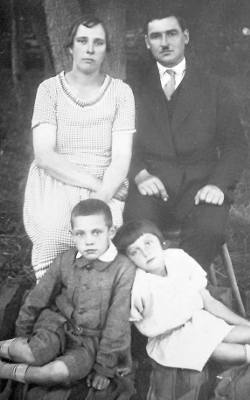 Pani Stanisława z rodzicami i bratem Janem.