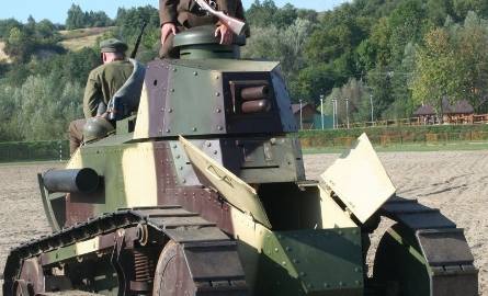 Żołnierze z sanockiej Grupy Rekonstrukcji Historycznej San zaprezentowali możliwości czołgu renault FT-17. Polska armia używała takich maszyn podczas