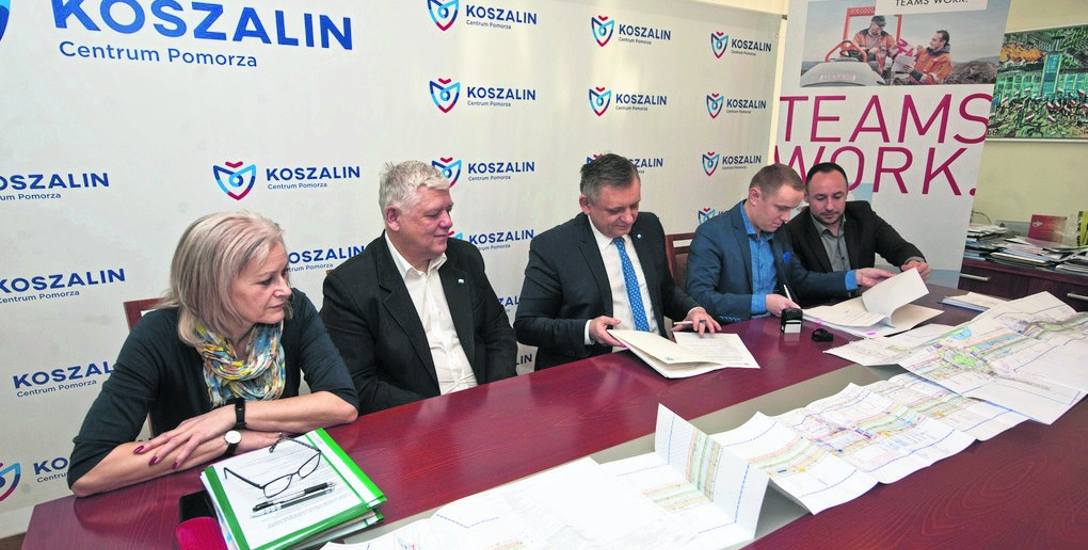 Umowę na realizację budowy nowej części ul. Władysława IV podpisali prezydent Koszalina Piotr Jedliński (trzeci od lewej) i Rafał Stenka z firmy Str