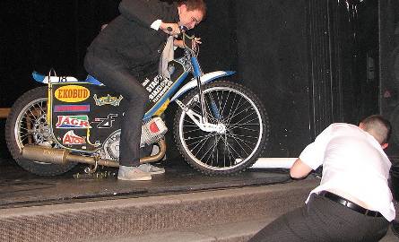 Podczas prezentaji drużyny GTŻ w teatrze niektórzy kibice zrobili sobie pamiątkowe zdjęcia na motocyklu żużlowym
