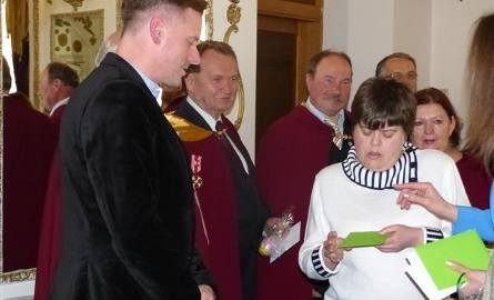 Goście (na zdjęciu wiceprezydent Paweł Górniak), otrzymali życzenia i świąteczne upominki.