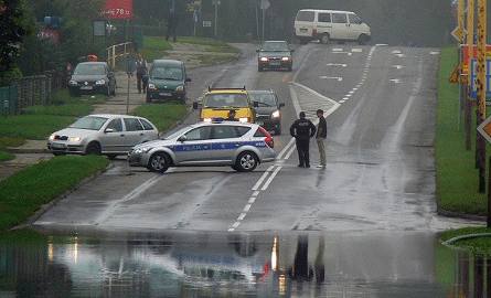 Ulewa sparaliżowała w sobotę ruch samochodowy w Szczecinku.