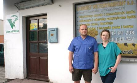 Monika i Michał Sawiccy przed gabinetem przy ul. Pomorskiej. Od września będą mieli nową siedzibę przy al. Tysiąclecia 26.