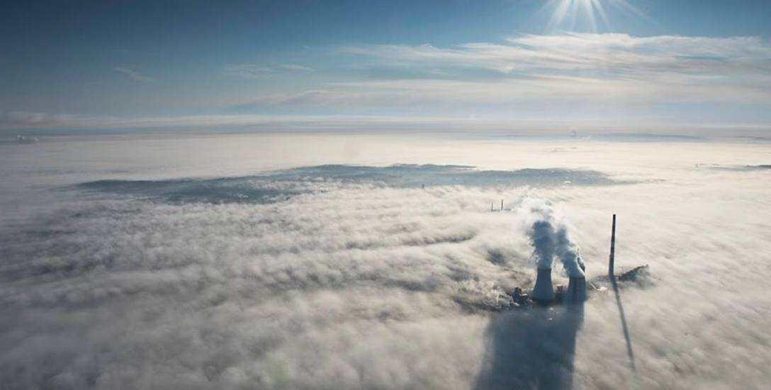 Skąpane we mgle Jaworzno. Nad chmury wystają jedynie kominy jaworznickich elektrowni i kilka wyższych wzniesień.