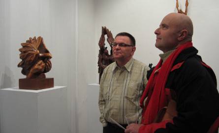 Rzeźby z uwagą oglądał Sławomir Fijałkowski, który też rzeźbi w drewnie