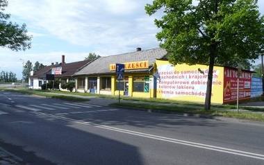 Jeszcze nie tak dawno wyglądała ulica Konarskiego przy rondzie Niwa (zdjęcie z 2008 roku). Znajdowały się tam pawilony handlowe, po których także nie