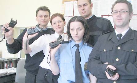 Z taserami, wyciągniętymi z piwnicy grudziądzcy strażnicy miejscy (od lewej): Krzysztof Piszewski, Magdalena Plutowska, Bogumiła Leśniewicz, Przemysław