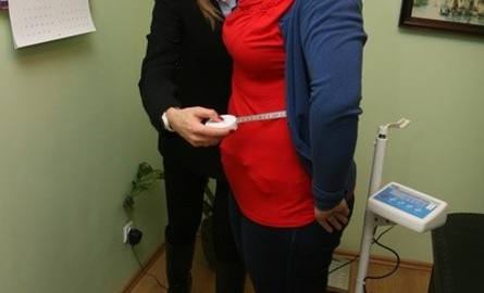 Weronika Musiał – Waży 99 kilogramów, w talii ma 99 centymetrów, w biodrach – 119. Niemal 39 procent jej masy ciała stanowi tkanka tłuszczowa. BMI uczestniczki