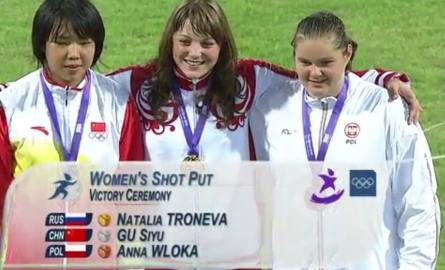 Trzy najlepsze młodzieżowe kulomiotki świata, pierwsza z prawej Anna Wloka.