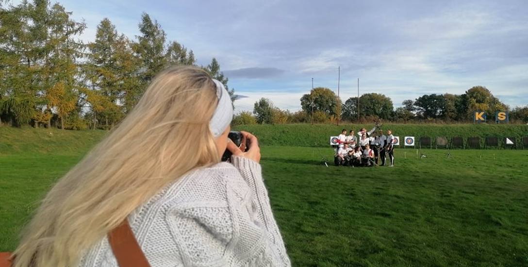 Fotograf Elżbieta Szymańska – Gulowaty w czasie sesji zdjęciowej z łucznikami