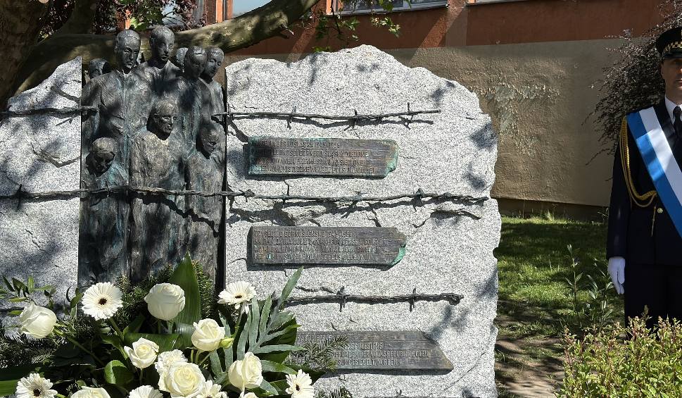 Film do artykułu: W Rybniku upamiętniono Tragedię Górnośląską. Odsłonięcie pomnika na skwerze przed kościołem. Rzeźbę ufundowało miasto ZDJĘCIA