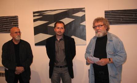 -Artysta ma już kilka nagród - podkerślił Wiesław Jelonek, kurator Rogatki - z prawej.