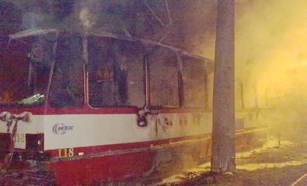W zajezdni MZK w Gorzowie pali się tramwaj (szczegóły, wideo, zdjęcia)