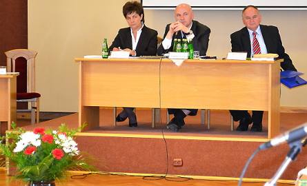 Obrady prowadził Arkadiusz Goszka, przewodniczący Rady Miejskiej (w środku). Z lewej Mariola Sokołowska, z prawej Marek Czepek, którzy są wiceprzewodniczącymi
