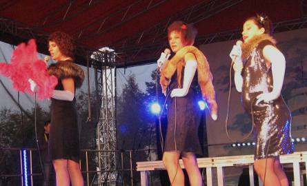 Anna Białkowska, Wioletta Kotkowska i   Katarzyna Pastuszka-Chrobotowicz,odśpiewały "Sexappeal to nasza broń kobieca”.
