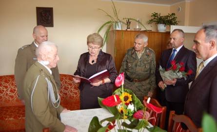 Życzenia 100 - latkowi złożyła Bożentyna Pałka-Koruba wojewoda świętokrzyski, która odczytała także list od premiera RP Donalda Tuska.