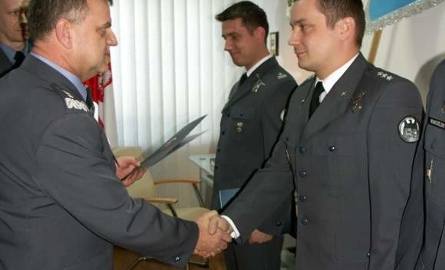 Porucznik Artur Ziętek (z prawej) przyjmuje gratulacje od generała Andrzeja Błasika, dowódcy Sił Powietrznych, za akcję w misji humanitarnej na Haiti.