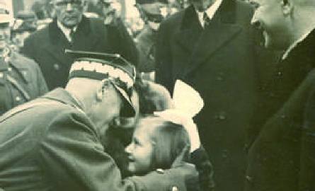 Powitanie marszałka Edwarda Rydza-Śmigłego w Bydgoszczy we wrześniu 1937 r. (zdjęcie prawdopodobnie zostało zrobione na dworcu PKP). Drugi z prawej prezydent