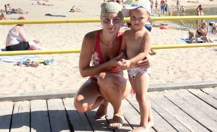 Igraszki na plaży zamiast kąpieli w wodzie z sinicami wybrała pani Agnieszka i jej 3,5 letni synek Kacperek.