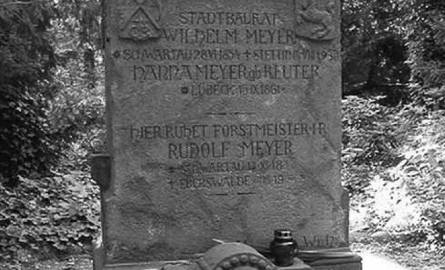 Wilhelm Meyer-Schwartau pochowany jest na Cmentarzu Centralnym w Szczecinie