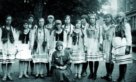 Korowód "Nie ma to jak druhną być" na zlocie okręgowym w Bydgoszczy, 7 września 1930 r. Zofia Paluchowska (po mężu Ratajczak) przykucnęła