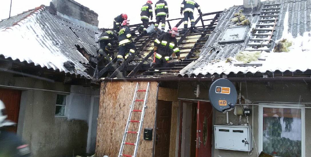 Spaliła się spora część dachu. Uszkodzone zostały trzy mieszkania. Straty oszacowano na około 200 tys. zł.