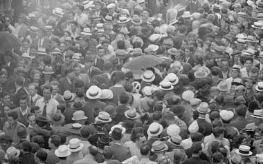 Tłumy na wyścigach, Indianapolis, Indiana (USA, 1938). Kapelusz był wtedy bezwzględnym dyktatorem