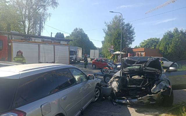 Wypadek w Krakowie. Na skrzyżowaniu ulic Reduta i Powstańców zderzyło się kilka samochodów. Duze utrudnienia w ruchu