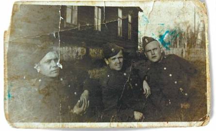 1935 rok. Adam Boratyński, ojciec pana Edmunda (z prawej) podczas służby wojskowej w 42 pułku piechoty przy ul. Traugutta.