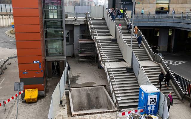 Kraków. Wymiana schodów przy dworcu MDA. Czekamy na dostawę z Chin
