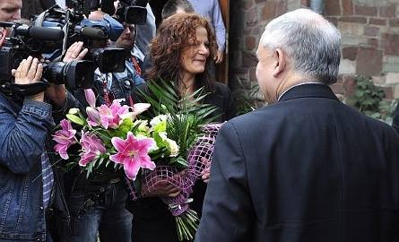 Pani Małgorzata, żona Stanisława Kowalczyka, otrzymała bukiet kwiatów od Jarosława Kaczyńskiego.