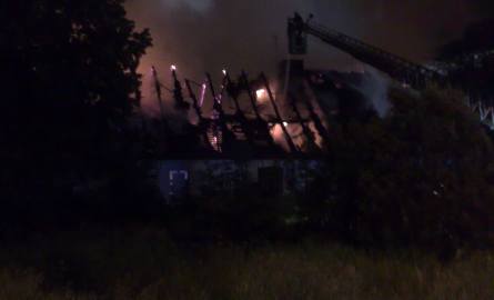 Ogień najpierw strawił drewniany dach kaplicy (zdjęcie wykonane telefonem komórkowym)