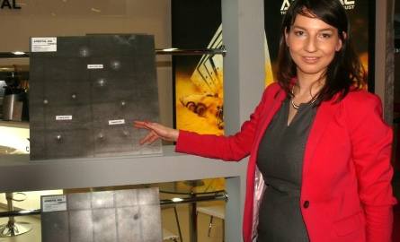 Justyna Moska, szef marketingu HSW prezentuje blachy pancerne armstal.