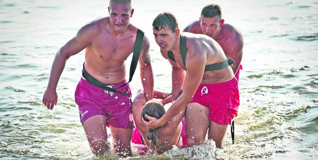 Pokaz ratownictwa wodnego na plaży w Darłówku Zachodnim w lipcu 2018 roku.  - Takich akcji edukacyjnych będzie w tym roku więcej - zapowiadają władze