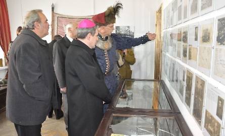 Karol Bury pokazuje pamiątki zgromadzone w Izbie Pamięci 14 Pułku Ułanów Jazłowieckich.