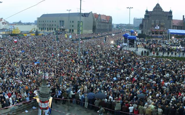 Tak wyglądał Poznań po śmierci Jana Pawła II. Zobacz przejmujące zdjęcia