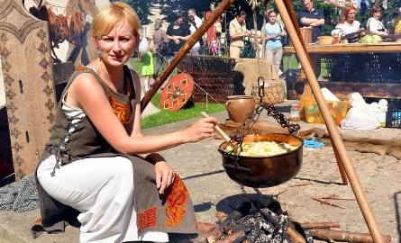 Kiedyś na taką zupę z jabłek niewielu mogło sobie pozwolić - Karolina Kuryj sprawdza czy zupka już "doszła"