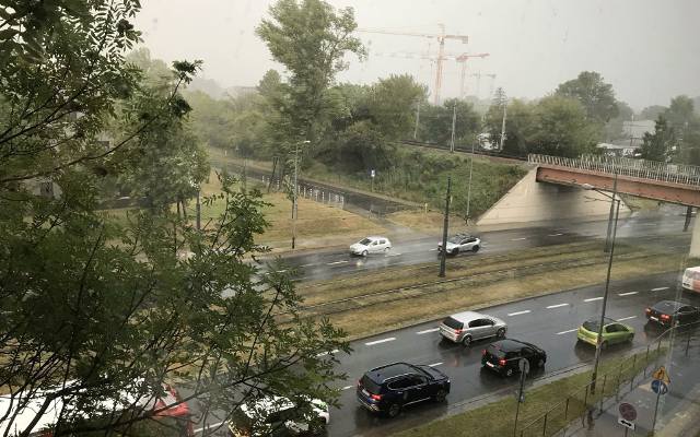 Nawałnica przechodzi przez Kraków. Intensywny deszcz i silny wiatr, możliwe gradobicie