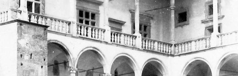 Zniszczony przez Austriaków arkadowy dziedziniec wawelski podczas restauracji. Zdjęcie wykonane w 1915 r.