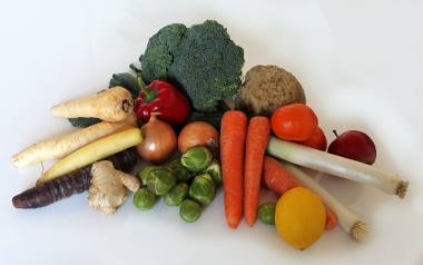Większość warzyw lubi warunki lodówkowe, jednak przy zachowaniu kilku ważnych zasad.