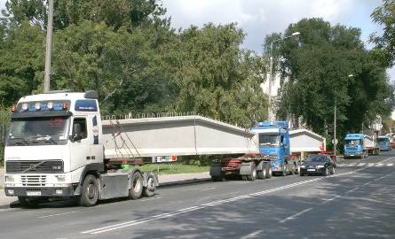 Wielkie betonowe elementy przywiozło sześć ciężarówek, które czekały na rozładunek na jednym pasie ulicy 25 Czerwca.