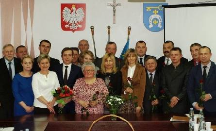Rada Gminy Kluczewsko podniosła sobie diety o 50 złotych, a wójtowi Rafałowi Pałce (czwarty od lewej w pierwszym rzędzie) zwiększyła wynagrodzenie o