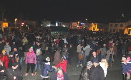 W tym roku zabawa sylwestrowa w Białobrzegach zakończyła się około godziny 2 nad ranem. Wcześniej były tańce, wspólne śpiewanie i życzenia.