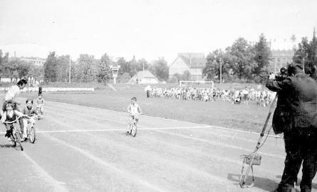 Rok 1972, dziecięce wyścigi rowerkowe (rozgrywane wtedy na stadionie „Bałtyku"). Chłopczyk w środku to ojciec naszej Czytelniczki, Andrzej